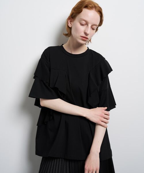 LANVIN en Bleu(ランバンオンブルー)の「アシンメフリルカットソー(Tシャツ/カットソー・レディース・ブラック/カーキ/オフホワイト・38)」の1枚目の写真