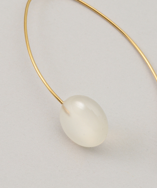 Noble（ノーブル）の「mounir/ムーニエ ドロップピアス(ホワイトカルセドニー)（ピアス（両耳用）・レディース・ゴールド・FREE）」の5枚目の写真