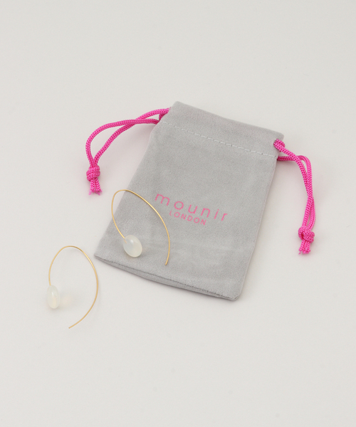 Noble（ノーブル）の「mounir/ムーニエ ドロップピアス(ホワイトカルセドニー)（ピアス（両耳用）・レディース・ゴールド・FREE）」の2枚目の写真