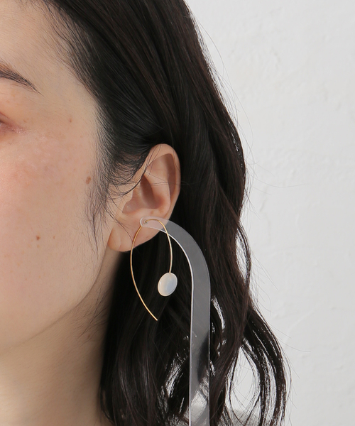 Noble（ノーブル）の「mounir/ムーニエ ドロップピアス(ホワイトカルセドニー)（ピアス（両耳用）・レディース・ゴールド・FREE）」の3枚目の写真