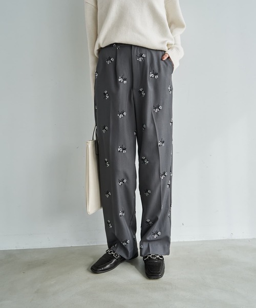 STYLE DELI（スタイルデリ）の「エンブロイダリータックパンツ（その他パンツ・レディース・グレー/ブラウン・02/01）」の2枚目の写真