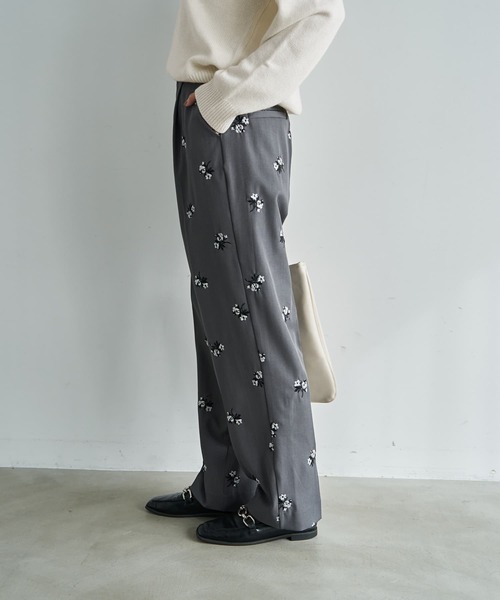 STYLE DELI（スタイルデリ）の「エンブロイダリータックパンツ（その他パンツ・レディース・グレー/ブラウン・02/01）」の5枚目の写真