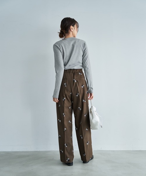 STYLE DELI（スタイルデリ）の「エンブロイダリータックパンツ（その他パンツ・レディース・グレー/ブラウン・02/01）」の9枚目の写真