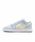 JORDAN BRAND�i�W���[�_���u�����h�j�́u�G�A �W���[�_�� 1 LOW SE �W���j�A�V���[�Y / Air Jordan 1 Low SE Big Kids' Shoes IB7113-403 Half Blue�i�X�j�[�J�[�j�v�b���C�g�u���[