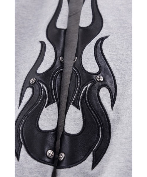 SUPPLIER(サプライヤー)の「ジップフーディ|Fire Tribal Leather Patch Zip Hoodie|SUPPLIER(パーカー・メンズ・グレー/ブラック・LARGE/X-LARGE/SMALL/MEDIUM/XX-LARGE)」の4枚目の写真