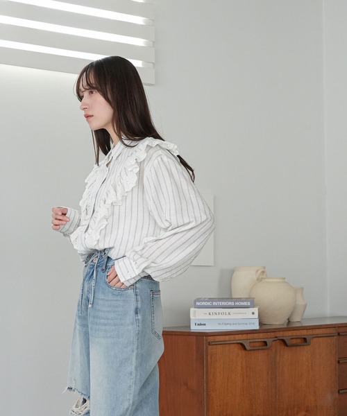 mili an deni（ミリアンデニ）の「チェストフリルストライプブラウス（シャツ/ブラウス・レディース・グレー/オフホワイト/サックスブルー・M）」の20枚目の写真