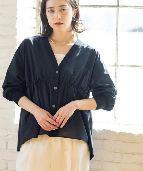 OPAQUE.CLIP（オペークドットクリップ）の「ブラウス風Vネックカーディガン【洗濯機OK】（カーディガン/ボレロ・レディース・ブラック/グレー/オフホワイト・40/38）」の2枚目の写真