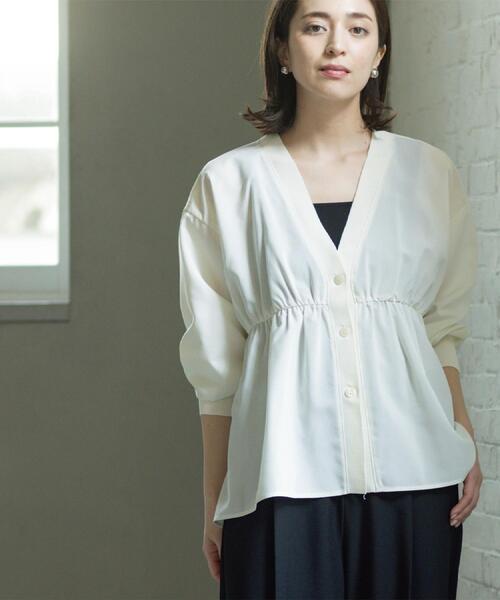 OPAQUE.CLIP（オペークドットクリップ）の「ブラウス風Vネックカーディガン【洗濯機OK】（カーディガン/ボレロ・レディース・ブラック/グレー/オフホワイト・40/38）」の7枚目の写真