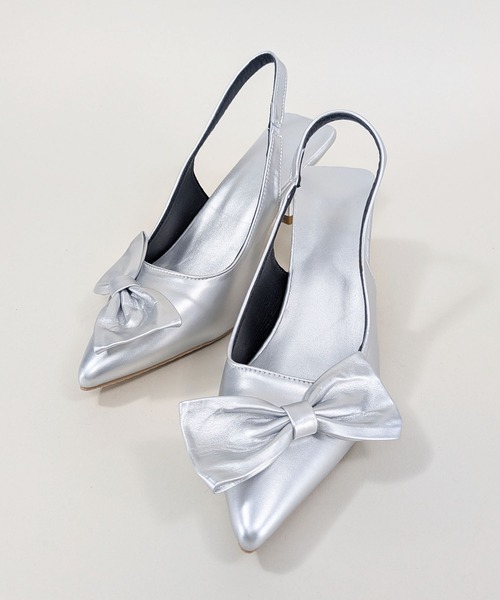 styiro(スタイロ)の「リボン ヒール ポインテッド トゥ バックストラップパンプス(パンプス・レディース・シルバー・37)」の2枚目の写真