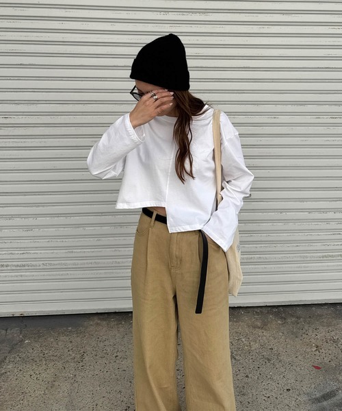 ISOOK(アイスー)の「裾デザインカットクロップドロンT(chiica select) / 長袖 シンプルTシャツ 無地 ロンT ショート丈 アシンメトリー 白T 黒T 秋服 秋トップス(Tシャツ/カットソー・レディース・ブラック/ホワイト・FREE)」の1枚目の写真