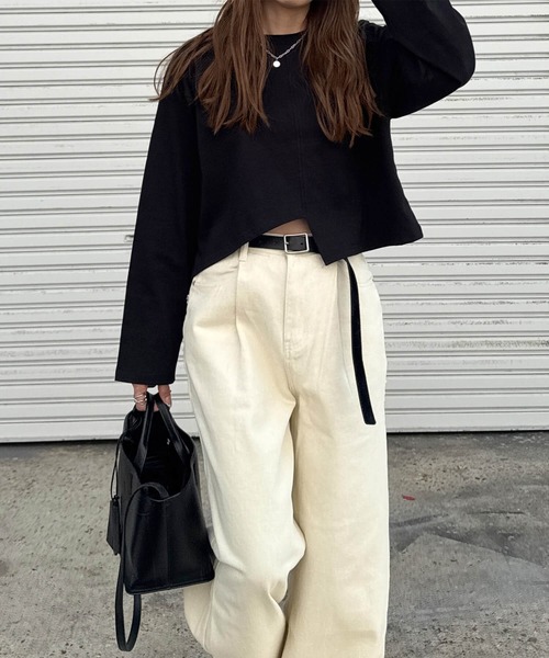 ISOOK(アイスー)の「裾デザインカットクロップドロンT(chiica select) / 長袖 シンプルTシャツ 無地 ロンT ショート丈 アシンメトリー 白T 黒T 秋服 秋トップス(Tシャツ/カットソー・レディース・ブラック/ホワイト・FREE)」の2枚目の写真