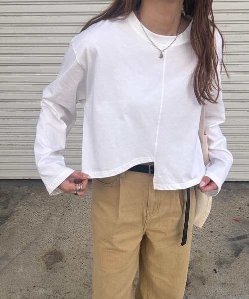 ISOOK(アイスー)の「裾デザインカットクロップドロンT(chiica select) / 長袖 シンプルTシャツ 無地 ロンT ショート丈 アシンメトリー 白T 黒T 秋服 秋トップス(Tシャツ/カットソー・レディース・ブラック/ホワイト・FREE)」の3枚目の写真