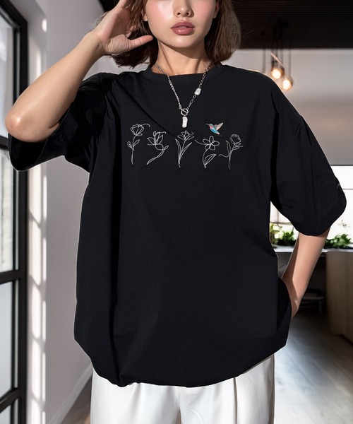 Candlestick(キャンドルスティック)の「ハミングバード モノフラワー 刺繍 ワイドシルエット 裾ドロスト ストレッチ 半袖Tシャツ(Tシャツ/カットソー・レディース・ホワイト/スミクロ/ブラック・M/L)」の6枚目の写真