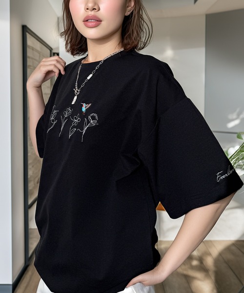 Candlestick(キャンドルスティック)の「ハミングバード モノフラワー 刺繍 ワイドシルエット 裾ドロスト ストレッチ 半袖Tシャツ(Tシャツ/カットソー・レディース・ホワイト/スミクロ/ブラック・M/L)」の7枚目の写真