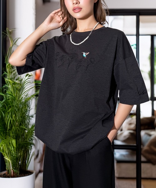 Candlestick(キャンドルスティック)の「ハミングバード モノフラワー 刺繍 ワイドシルエット 裾ドロスト ストレッチ 半袖Tシャツ(Tシャツ/カットソー・レディース・ホワイト/スミクロ/ブラック・M/L)」の8枚目の写真