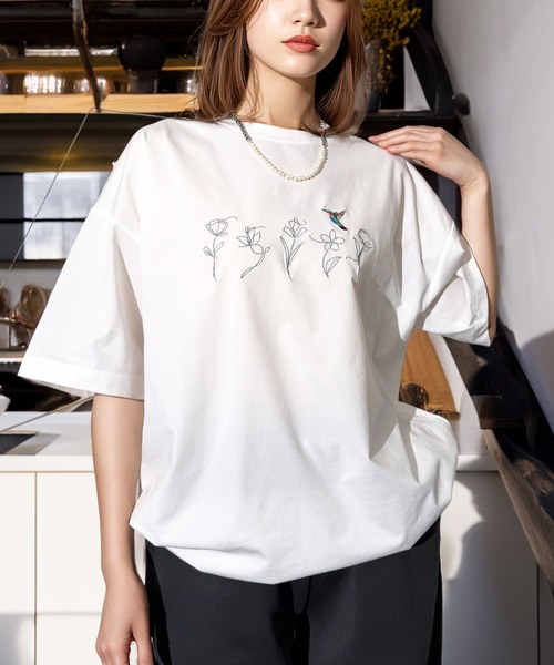 Candlestick(キャンドルスティック)の「ハミングバード モノフラワー 刺繍 ワイドシルエット 裾ドロスト ストレッチ 半袖Tシャツ(Tシャツ/カットソー・レディース・ホワイト/スミクロ/ブラック・M/L)」の4枚目の写真