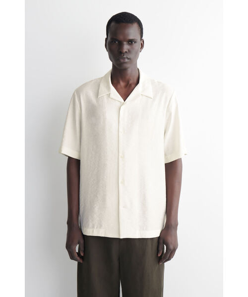 COS(コス)の「キャンプカラー ジャカードシャツ(シャツ/ブラウス・メンズ・クリーム/ブルー・S/M/L/XL/XS)」の2枚目の写真