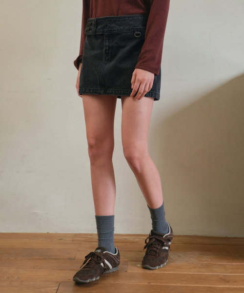 OURNOSTALGIA（アワー ノスタルジア）の「Nova curve mini denim skirt_Black(O25-SK09)（スカート・レディース・ブラック・MEDIUM）」の2枚目の写真