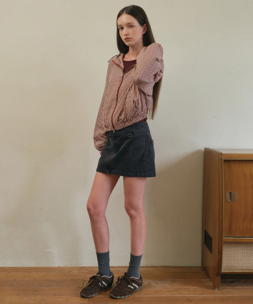 OURNOSTALGIA（アワー ノスタルジア）の「Nova curve mini denim skirt_Black(O25-SK09)（スカート・レディース・ブラック・MEDIUM）」の3枚目の写真