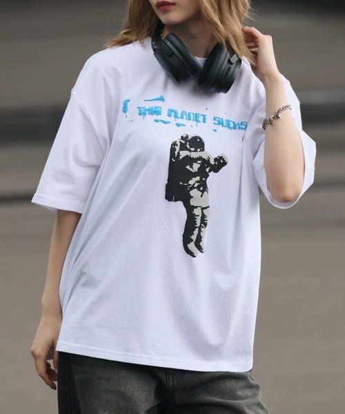 CORPUS SELECT(コーパストーキョー)の「【BRANDALISED/ブランダライズド】アソート バンクシー アートワークデザイン 3DラバープリントTシャツ(Tシャツ/カットソー・メンズ・ブラック系1/ホワイト系2/ホワイト系1/ブラック系2・LL/L/M)」の2枚目の写真