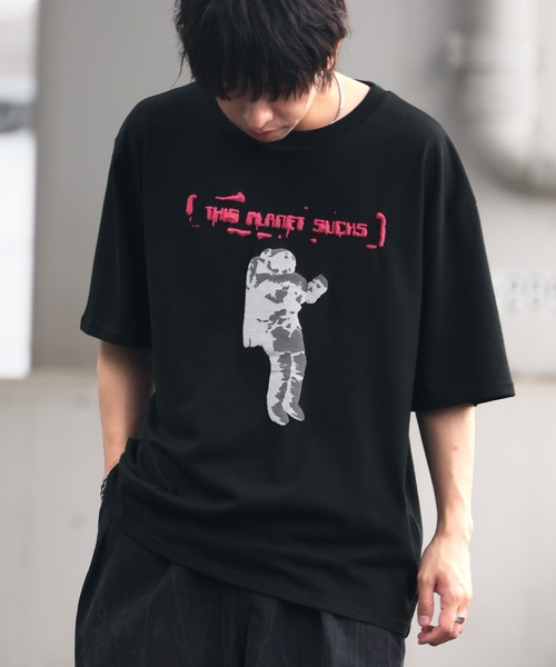 CORPUS SELECT(コーパストーキョー)の「【BRANDALISED/ブランダライズド】アソート バンクシー アートワークデザイン 3DラバープリントTシャツ(Tシャツ/カットソー・メンズ・ブラック系1/ホワイト系2/ホワイト系1/ブラック系2・LL/L/M)」の4枚目の写真