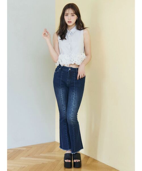 CALNAMUR(カルナムール)の「スタイルアップフレアデニムパンツ(その他パンツ・レディース・インディゴブルー/ライトブルー・SMALL/MEDIUM)」の8枚目の写真