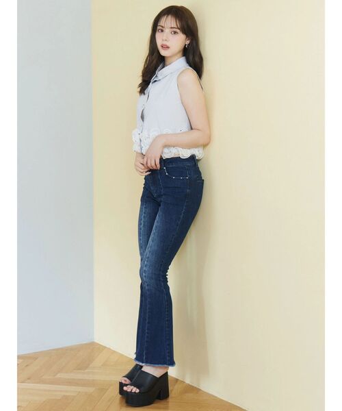 CALNAMUR(カルナムール)の「スタイルアップフレアデニムパンツ(その他パンツ・レディース・インディゴブルー/ライトブルー・SMALL/MEDIUM)」の9枚目の写真