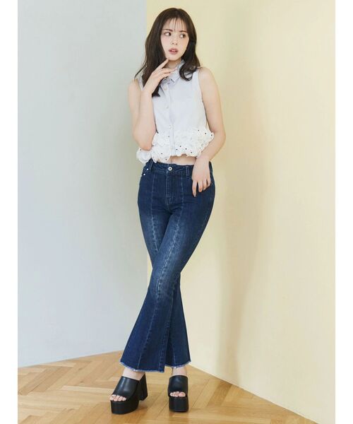 CALNAMUR(カルナムール)の「スタイルアップフレアデニムパンツ(その他パンツ・レディース・インディゴブルー/ライトブルー・SMALL/MEDIUM)」の16枚目の写真