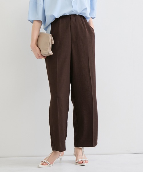le cercle ADAM ET ROPE'（ルセルクルアダムエロペ）の「タンブラーブッチャーセンタープレスパンツ/セットアップ対応（スラックス・レディース・チャコールグレー/ダークブラウン・FREE）」の2枚目の写真