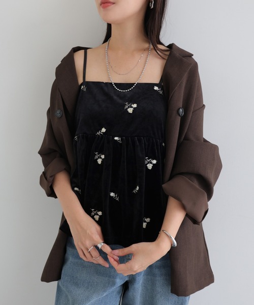 andme(アンドミー)の「小花刺繍ベロアキャミソール(キャミソール・レディース・ブラウン/ブラック・FREE)」の2枚目の写真