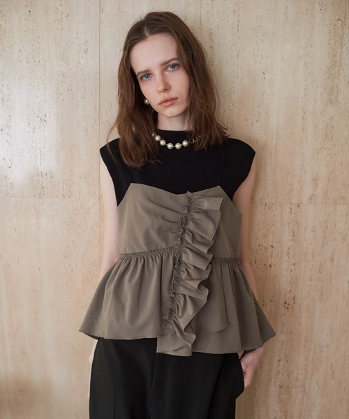 YECCA VECCA(イェッカヴェッカ)の「【2SET】ラッフルキャミセットニット(ニット/セーター・レディース・ブラック/ダークベージュ・FREE)」の2枚目の写真