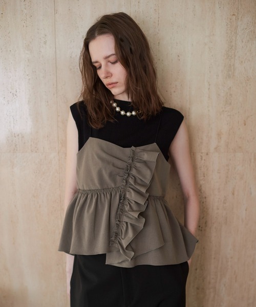 YECCA VECCA(イェッカヴェッカ)の「【2SET】ラッフルキャミセットニット(ニット/セーター・レディース・ブラック/ダークベージュ・FREE)」の4枚目の写真
