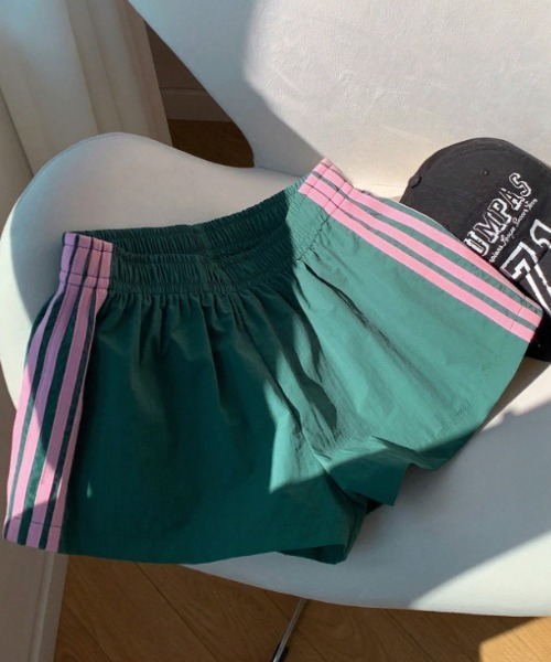 Vini(ヴィニ)の「サイドライン ライトフィット ショートパンツ(その他パンツ・レディース・ピンク/ブラウン/グリーン/ブラック・MEDIUM/LARGE)」の10枚目の写真
