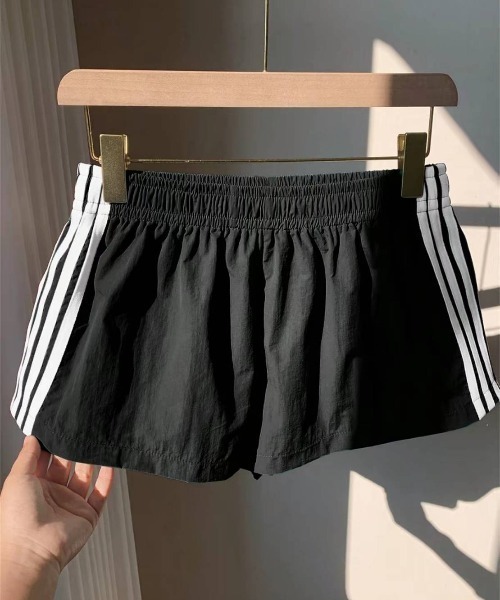Vini(ヴィニ)の「サイドライン ライトフィット ショートパンツ(その他パンツ・レディース・ピンク/ブラウン/グリーン/ブラック・MEDIUM/LARGE)」の12枚目の写真