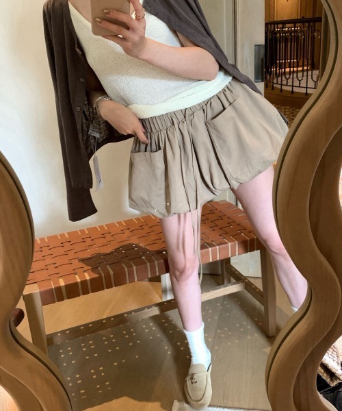 &soiree(アンドソワレ)の「ビックポケット付きワイドショートパンツ(その他パンツ・レディース・オフホワイト/ベージュ/ネイビー・FREE)」の4枚目の写真