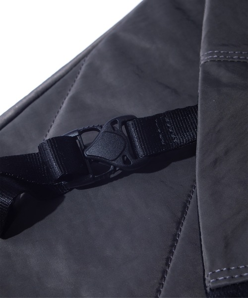 F/CE. (エフシーイー)の「F/CE. TEXTURED TWILL LAYERED SLINGER BAG / エフシーイー テクスチャード ツイル レイヤード スリンガーバッグ(ボディバッグ/ウエストポーチ・メンズ・ベージュ/ブラック/チャコール・FREE)」の4枚目の写真