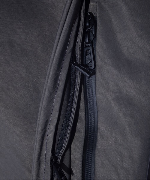 F/CE. (エフシーイー)の「F/CE. TEXTURED TWILL LAYERED SLINGER BAG / エフシーイー テクスチャード ツイル レイヤード スリンガーバッグ(ボディバッグ/ウエストポーチ・メンズ・ベージュ/ブラック/チャコール・FREE)」の6枚目の写真