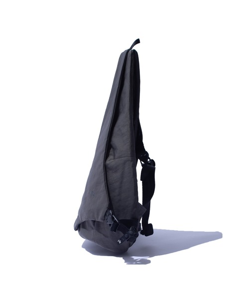 F/CE. (エフシーイー)の「F/CE. TEXTURED TWILL LAYERED SLINGER BAG / エフシーイー テクスチャード ツイル レイヤード スリンガーバッグ(ボディバッグ/ウエストポーチ・メンズ・ベージュ/ブラック/チャコール・FREE)」の9枚目の写真