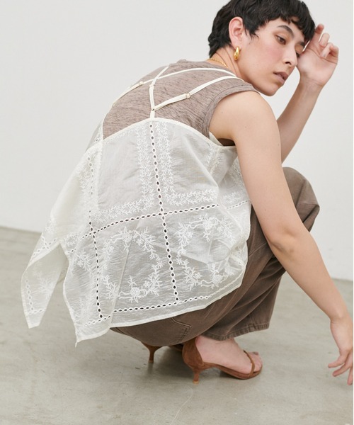 LARUTA（ラルータ）の「【LARUTA】スクエア刺繍レースキャミ（キャミソール・レディース・オフホワイト/ブラック・MEDIUM）」の2枚目の写真