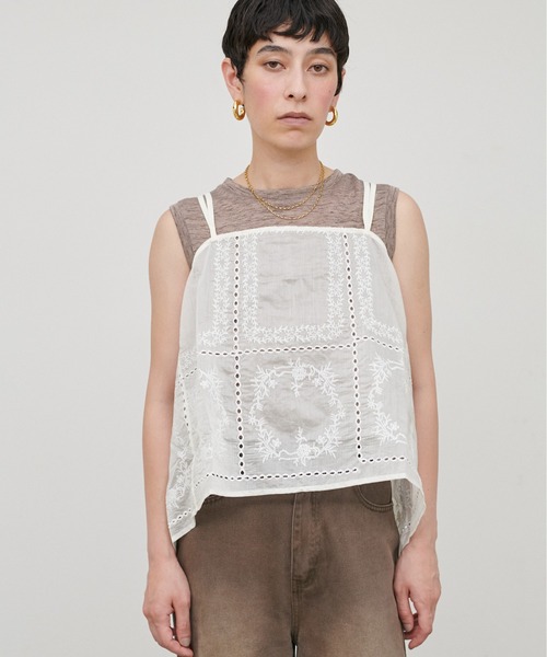 LARUTA（ラルータ）の「【LARUTA】スクエア刺繍レースキャミ（キャミソール・レディース・オフホワイト/ブラック・MEDIUM）」の4枚目の写真