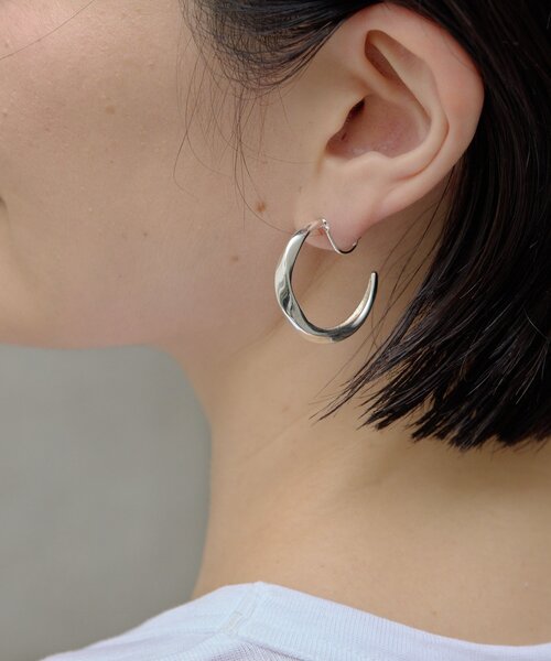 ear PAPILLONNER(イアパピヨネ)の「《WEB&一部店舗限定》ねじれフープイヤリング(イヤリング・レディース・シルバー/ゴールド・FREE)」の2枚目の写真