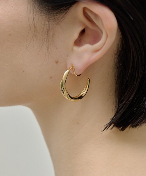 ear PAPILLONNER(イアパピヨネ)の「《WEB&一部店舗限定》ねじれフープイヤリング(イヤリング・レディース・シルバー/ゴールド・FREE)」の1枚目の写真