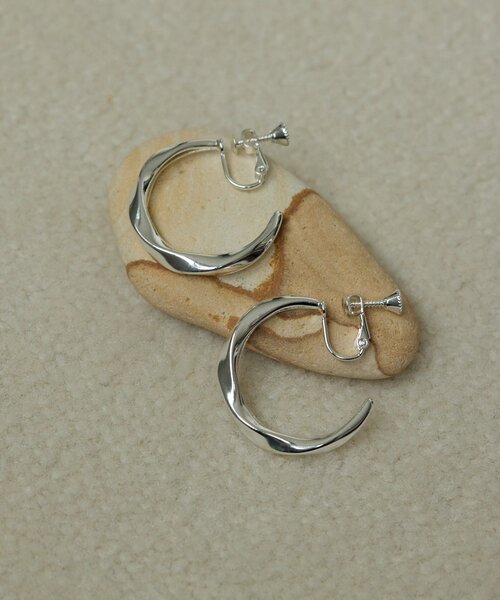 ear PAPILLONNER(イアパピヨネ)の「《WEB&一部店舗限定》ねじれフープイヤリング(イヤリング・レディース・シルバー/ゴールド・FREE)」の3枚目の写真