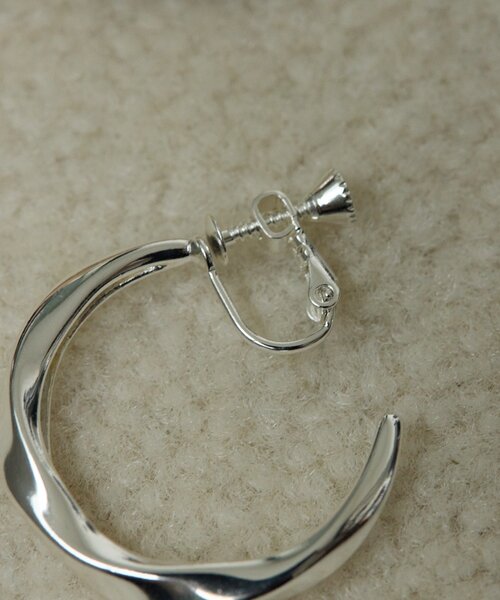 ear PAPILLONNER(イアパピヨネ)の「《WEB&一部店舗限定》ねじれフープイヤリング(イヤリング・レディース・シルバー/ゴールド・FREE)」の5枚目の写真