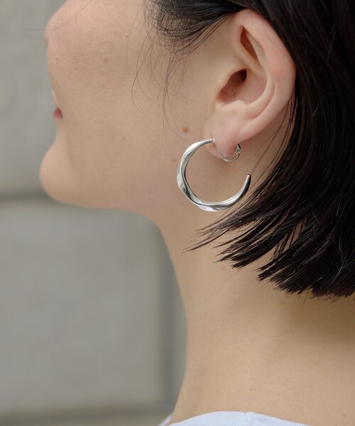 ear PAPILLONNER(イアパピヨネ)の「《WEB&一部店舗限定》ねじれフープイヤリング(イヤリング・レディース・シルバー/ゴールド・FREE)」の7枚目の写真