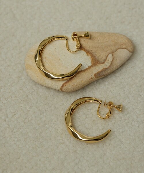 ear PAPILLONNER(イアパピヨネ)の「《WEB&一部店舗限定》ねじれフープイヤリング(イヤリング・レディース・シルバー/ゴールド・FREE)」の10枚目の写真