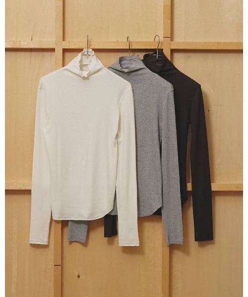 TODAYFUL(トゥデイフル)の「TODAYFUL Soft Fraise Turtleneck Tops(Tシャツ/カットソー・レディース・ブラック/グレー/オフホワイト・FREE)」の4枚目の写真