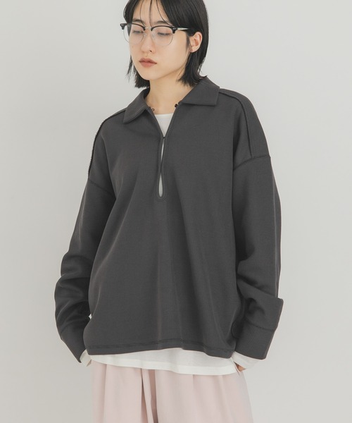 KBF(ケイビーエフ)の「キーネックカラーBIGトップス(Tシャツ/カットソー・レディース・アイボリー/ブラック/チャコールグレー・ONE)」の3枚目の写真