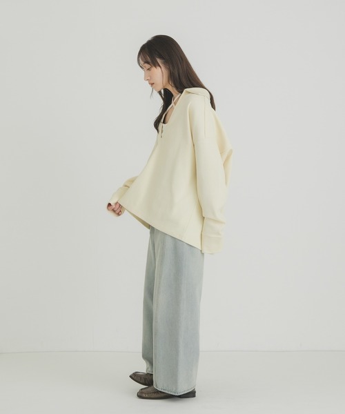 KBF(ケイビーエフ)の「キーネックカラーBIGトップス(Tシャツ/カットソー・レディース・アイボリー/ブラック/チャコールグレー・ONE)」の12枚目の写真