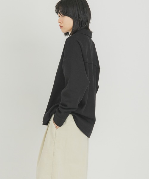 KBF(ケイビーエフ)の「キーネックカラーBIGトップス(Tシャツ/カットソー・レディース・アイボリー/ブラック/チャコールグレー・ONE)」の20枚目の写真